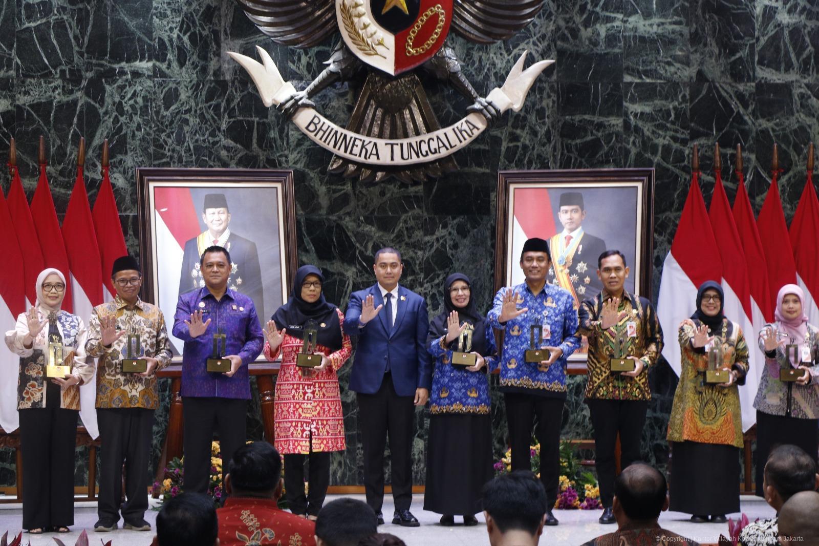 Kanwil Kemenkum DK Jakarta Raih Predikat Badan Publik Informatif pada Anugerah Keterbukaan Informasi Publik 2025